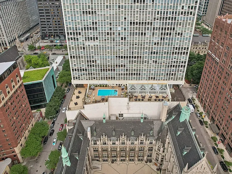 111 E Chestnut St #24G — Photo 8