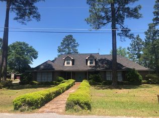 174 Auburn St SE, Baxley, GA 31513