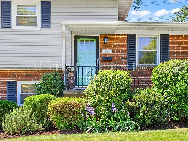 832 Stanfield Dr — Photo 2