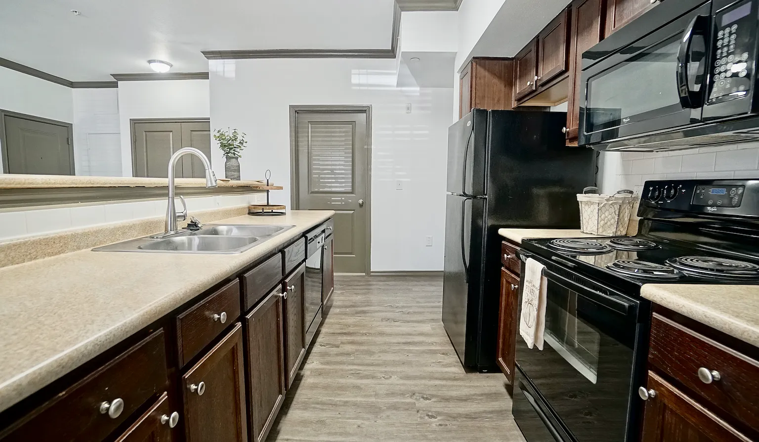 2 bed, 850 sqft, $1,290 — Photo 2