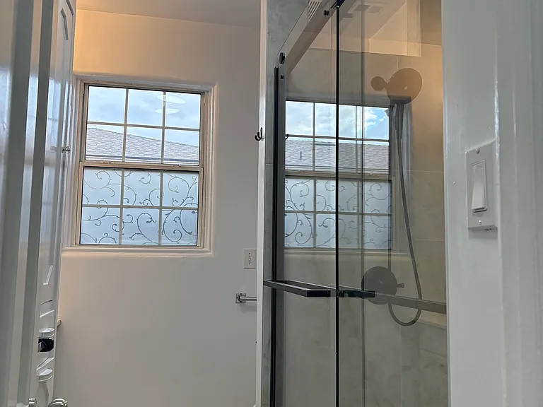 Full bathroom 2