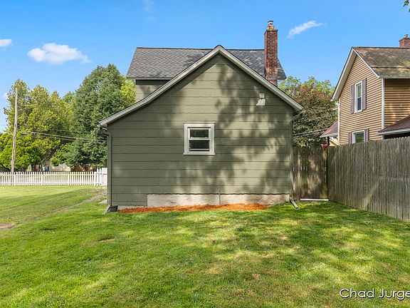 5th image of 1308 Columbia Ave NE