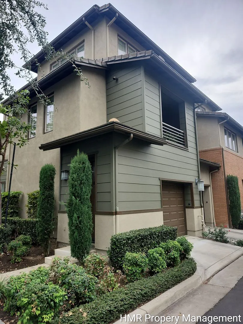 Modern 2-Bedroom Condo Near Victoria Gardens — Photo 1