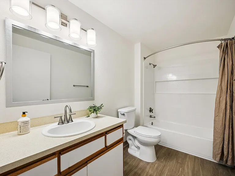 Crestbrook Apartments — Photo 10