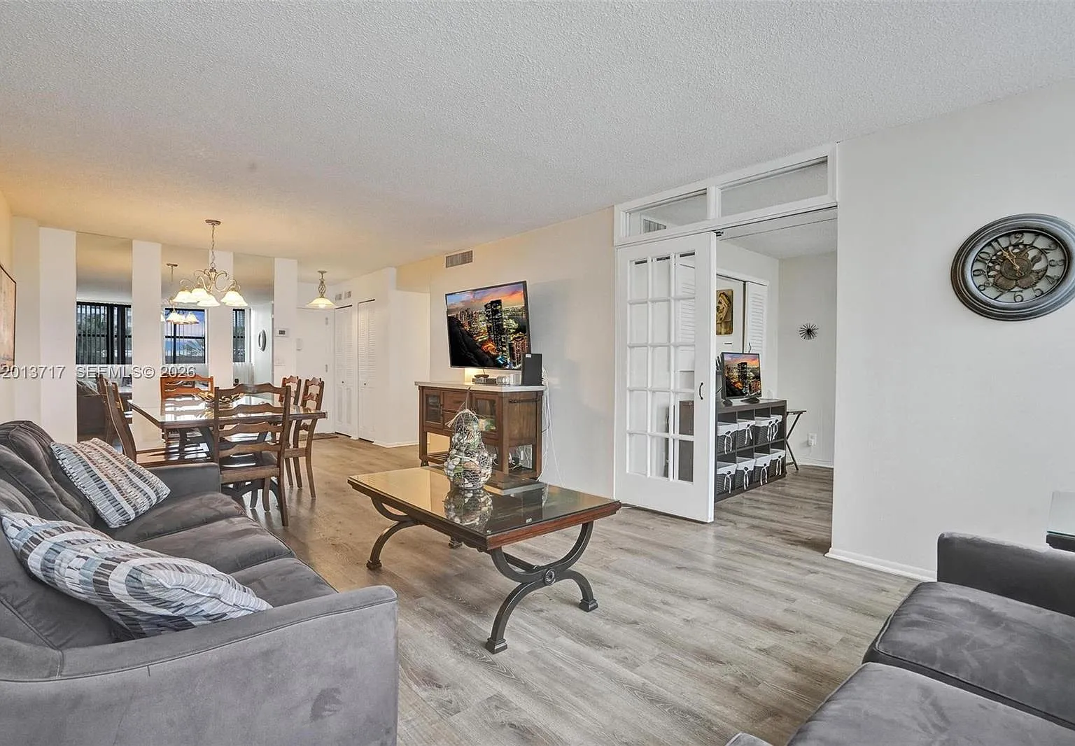 Avant Garde Condo — Photo 2
