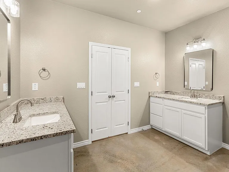 408 W Avenue C — Photo 17