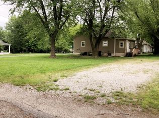 318 N Grand St, Corder, MO 64021