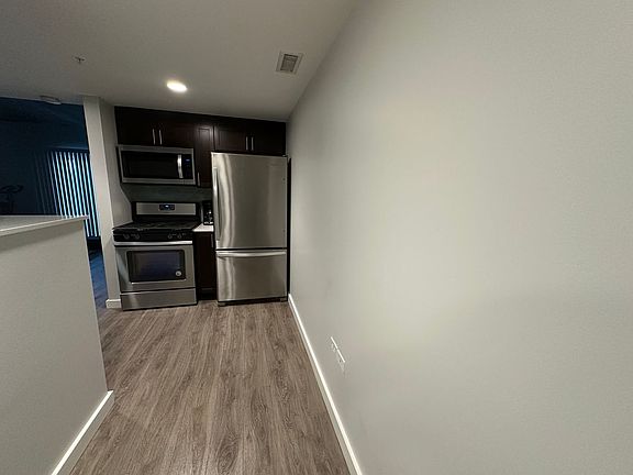 4th image of 1323 W Morse Ave #706