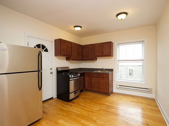 2nd image of 951 W Cornelia Ave Unit D5