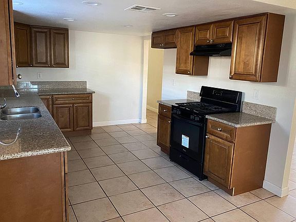 4th image of 15704 Country Club Dr