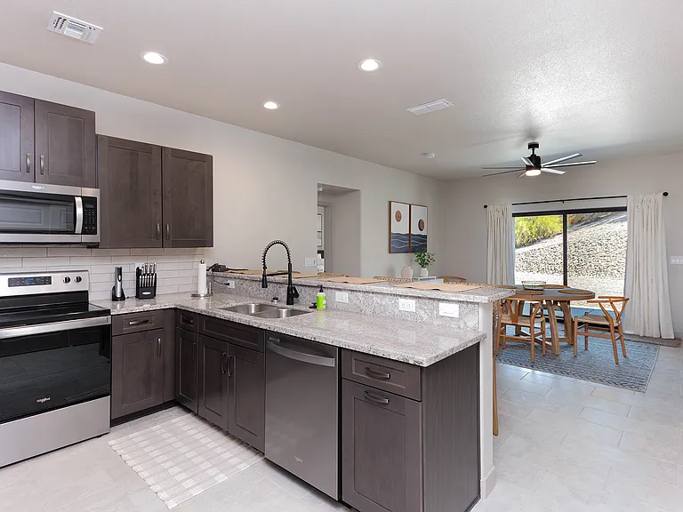 3650 Parkview Dr — Photo 2