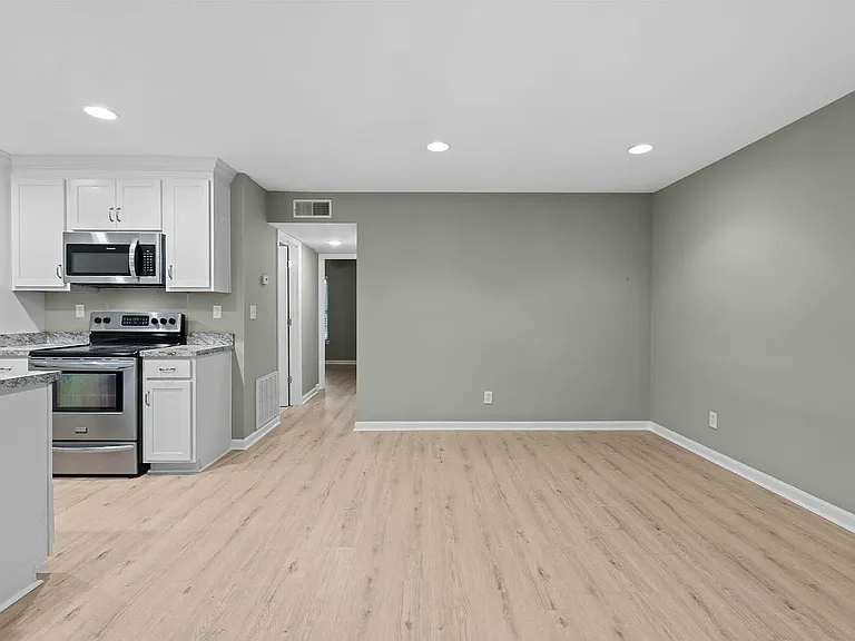333 E 4th St #B10 — Photo 11