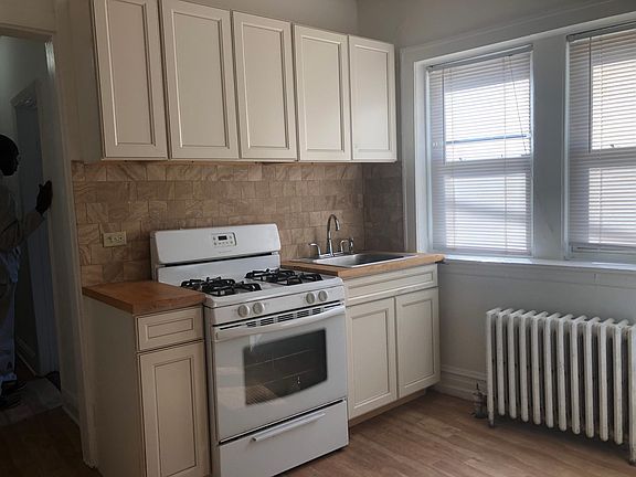3rd image of 7400 N Rogers Ave