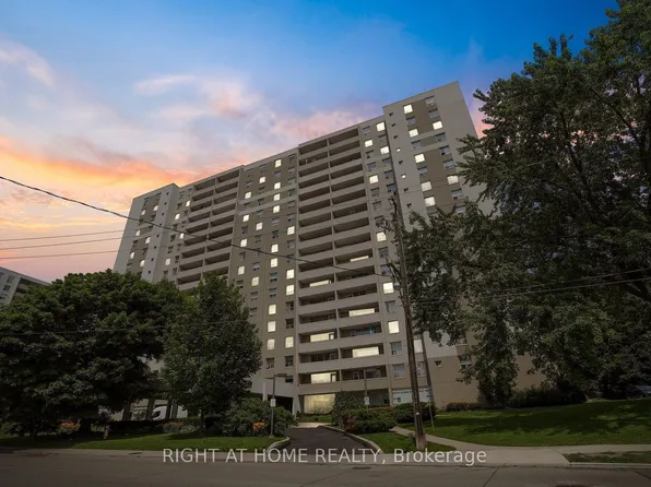 45 Southport St #1102, Toronto, ON M6S 3N5