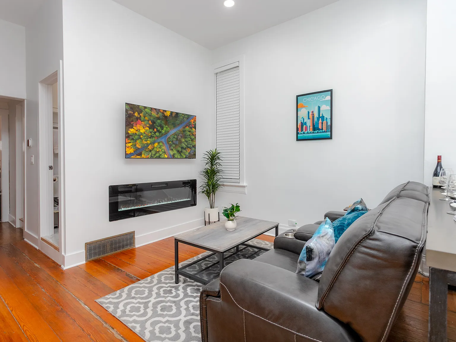 2 bed, 1100 sqft, $3,895 — Photo 2