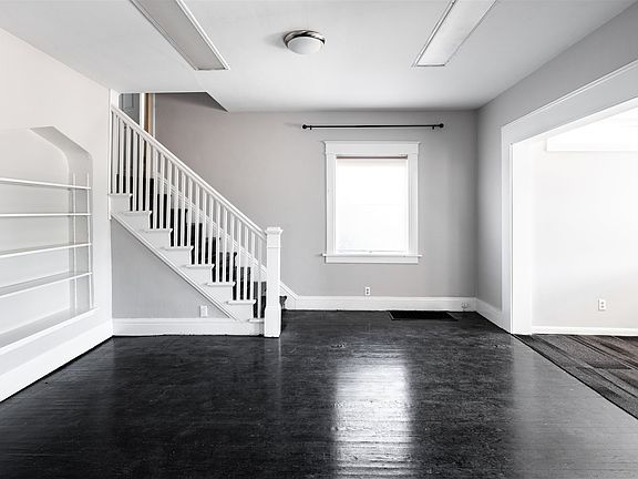 4th image of 712 E Jefferson Blvd