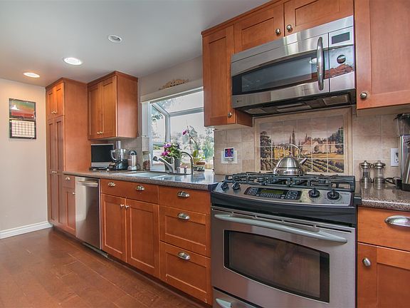 3rd image of 940 Poinsettia Ave