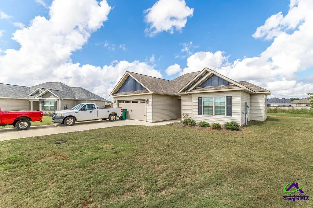 3 bed, 2.0 bath, 1469 sqft, $1,950 — Photo 1
