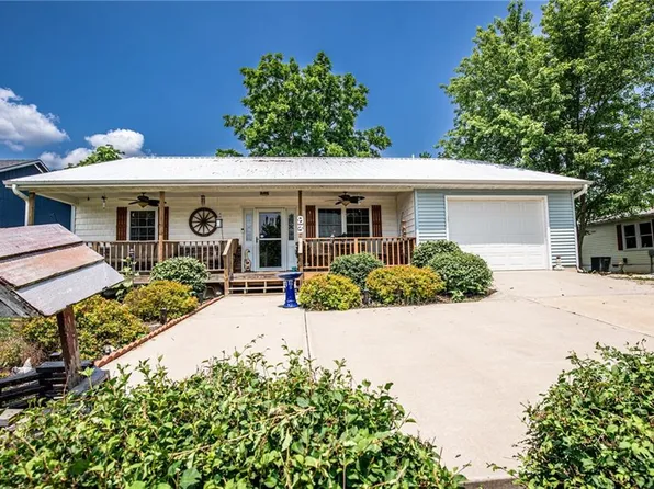 93 Lakeview Ln, Linn Valley, KS 66040