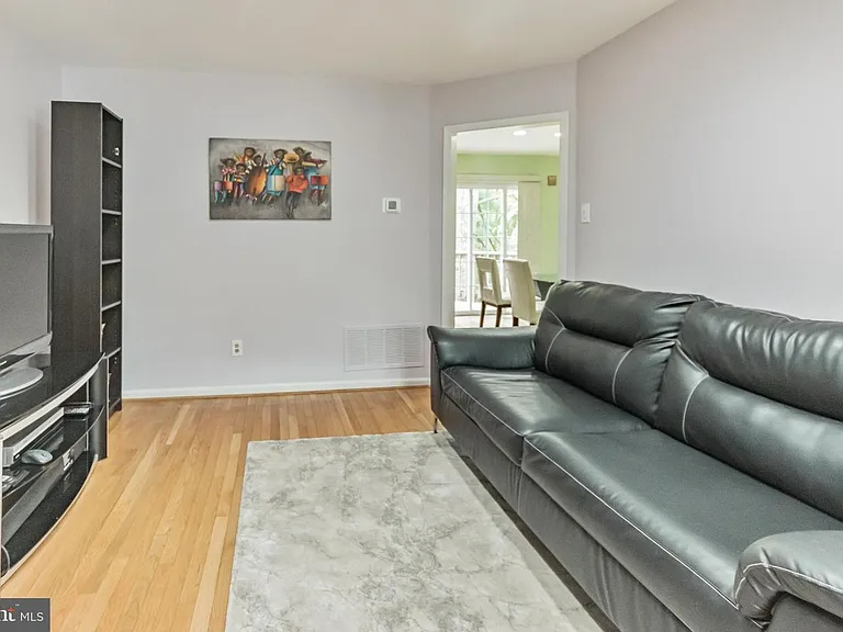 604 Hillary Ct — Photo 7