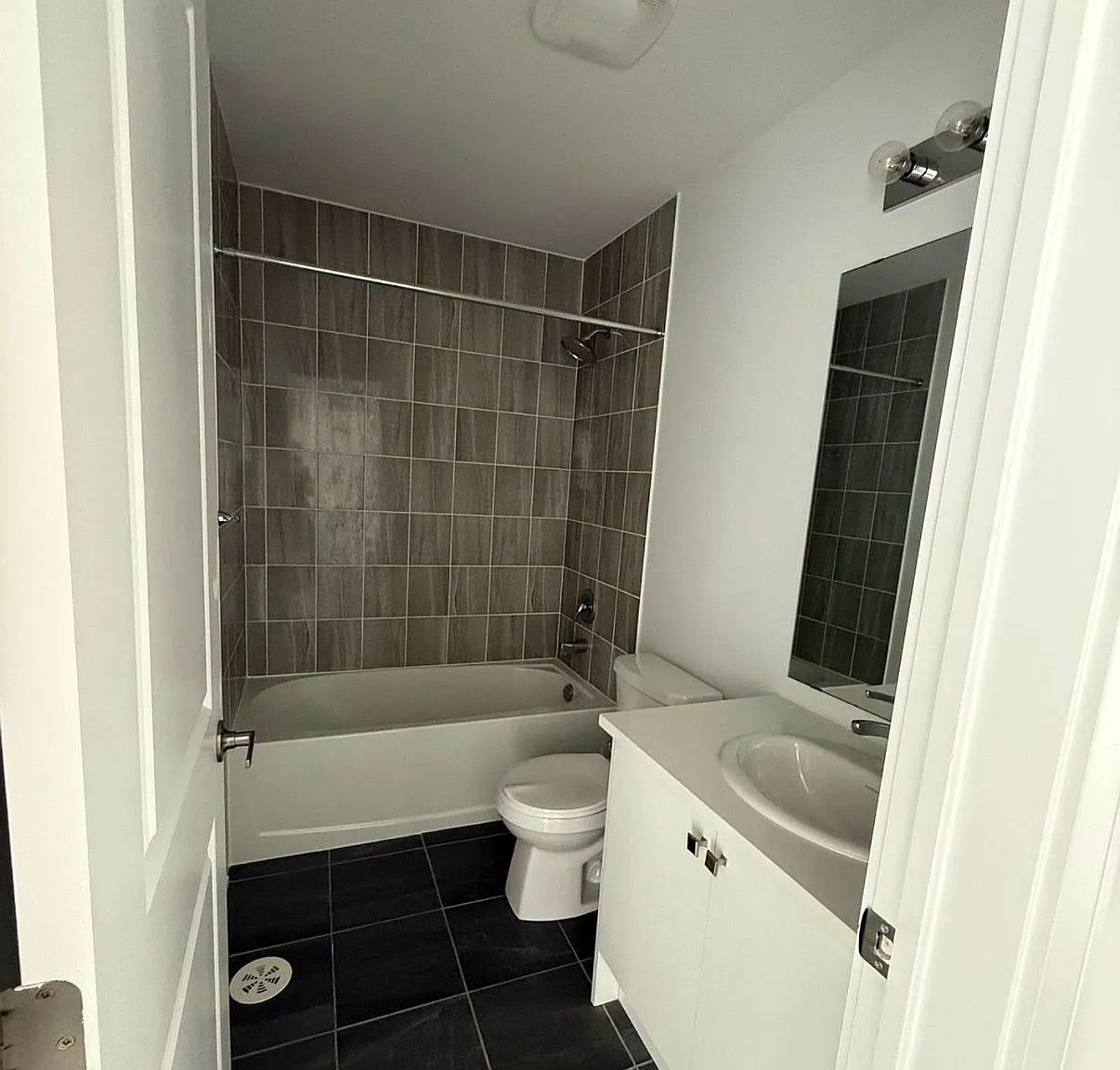 3 bed, $3,000 — Photo 4