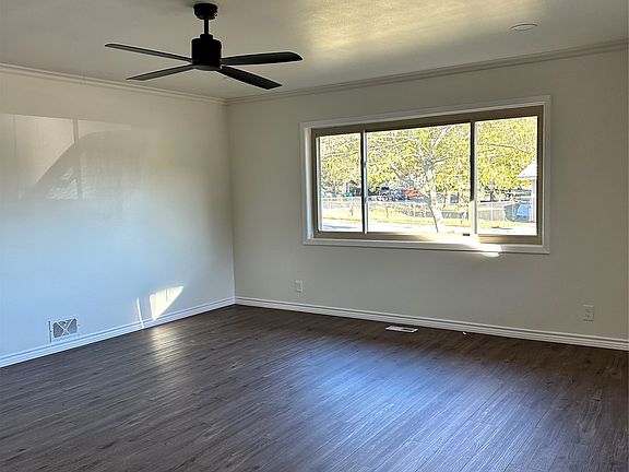 4th image of 900 Roberts St