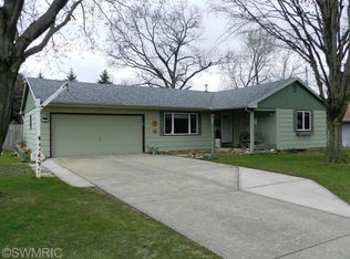 604 Fairlawn Dr, Dowagiac, MI 49047