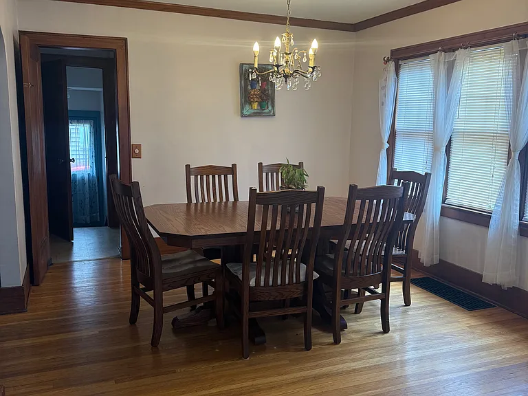 dining room (table available)