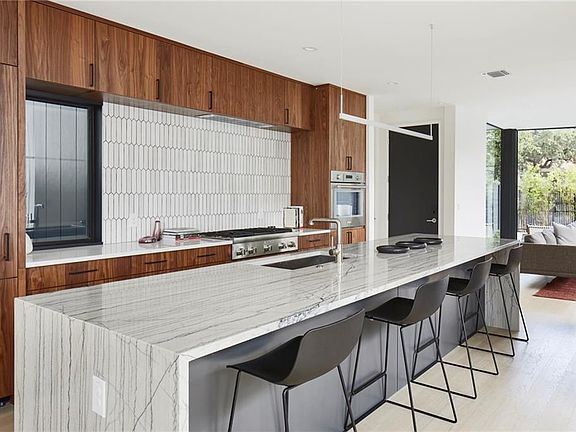 5th image of 1004 W Johanna St
