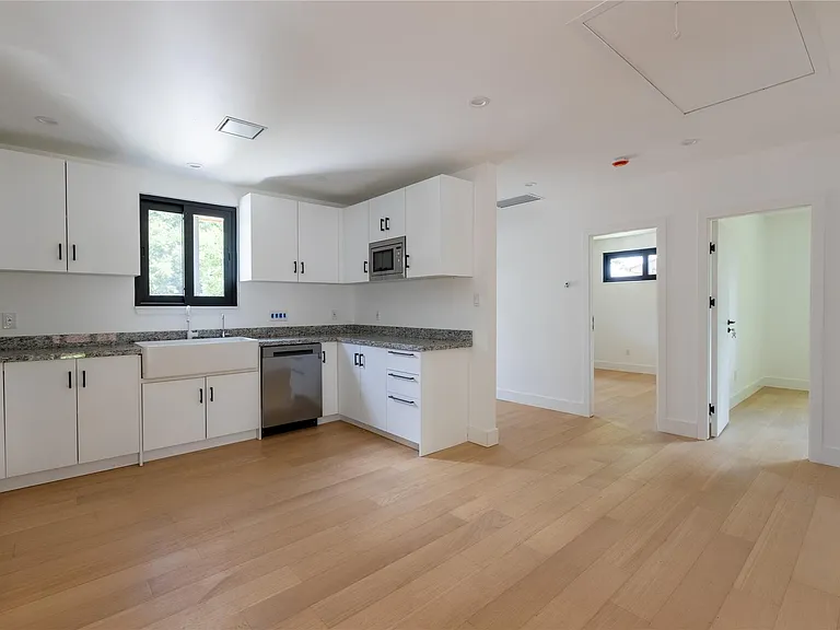 2945 Moss St — Photo 37
