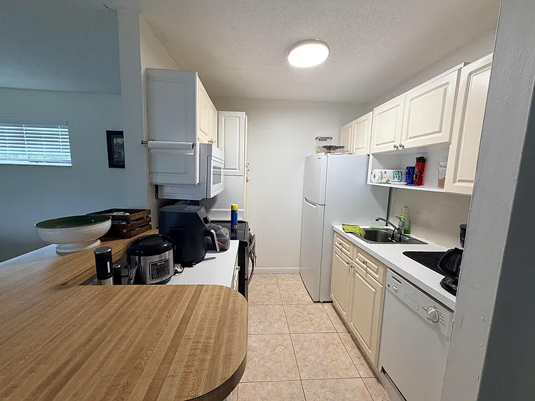 27 E Crossings Cir #H — Photo 8