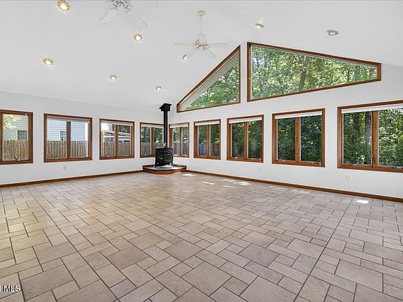3rd image of 21 Woodstead Road