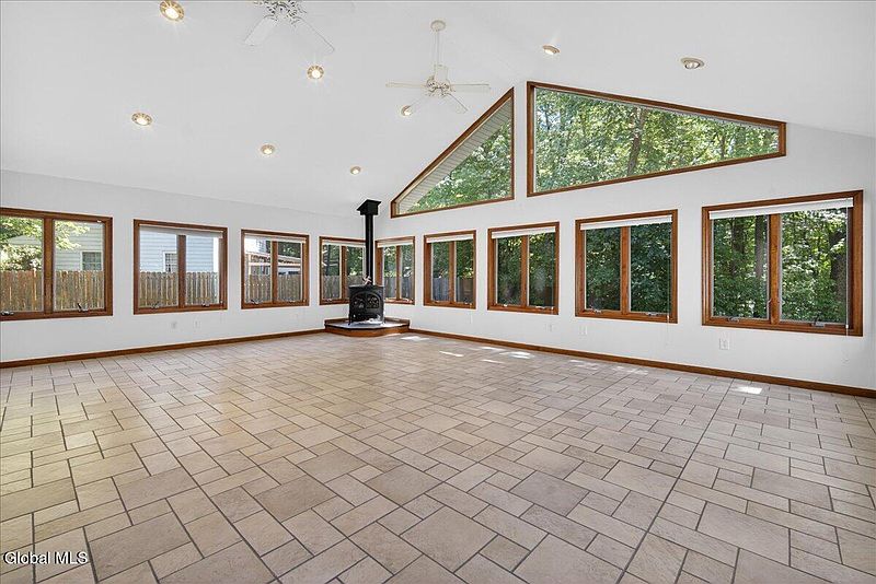 3rd image of 21 Woodstead Road