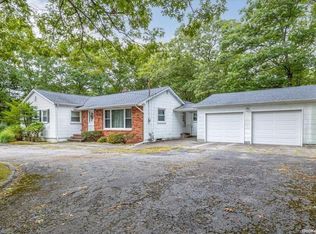 108 Raynor Rd, Ridge, NY 11961