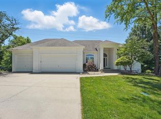 165 NE Hidden Ridge Ln, Lees Summit, MO 64064