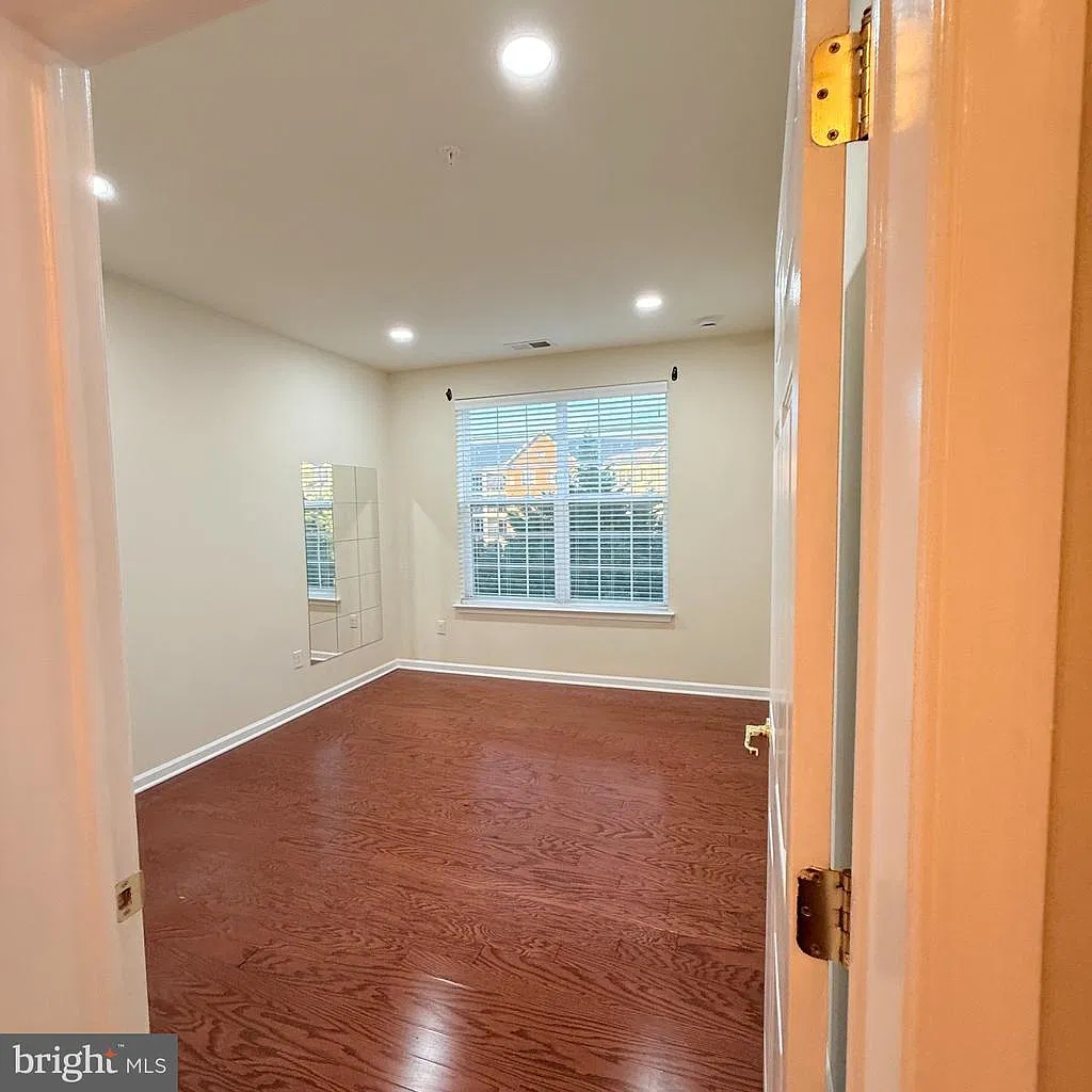 3 bed, 2.0 bath, 1453 sqft, $2,850 — Photo 2