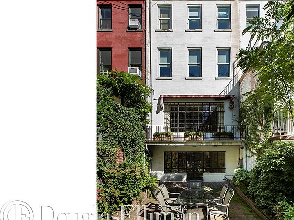 3rd image of 220 E 61st St
