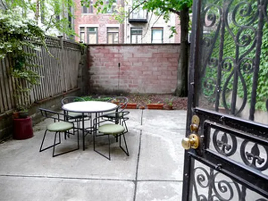 Rented by Perry Associates NYC Inc | media 36