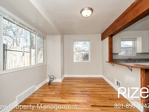 4th image of 1614 E Blaine Ave
