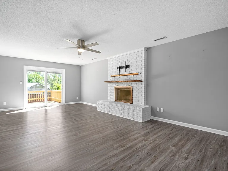 830 Iris Ln — Photo 7