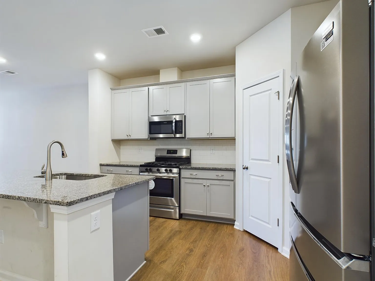 4 bed, 2.5 bath, 1971 sqft, $2,350 — Photo 3