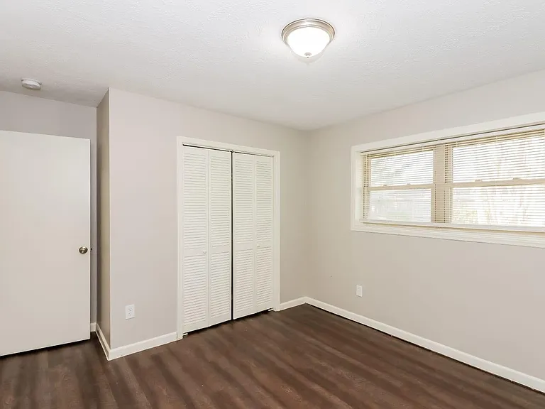 2104 Yorktown Ct S — Photo 9