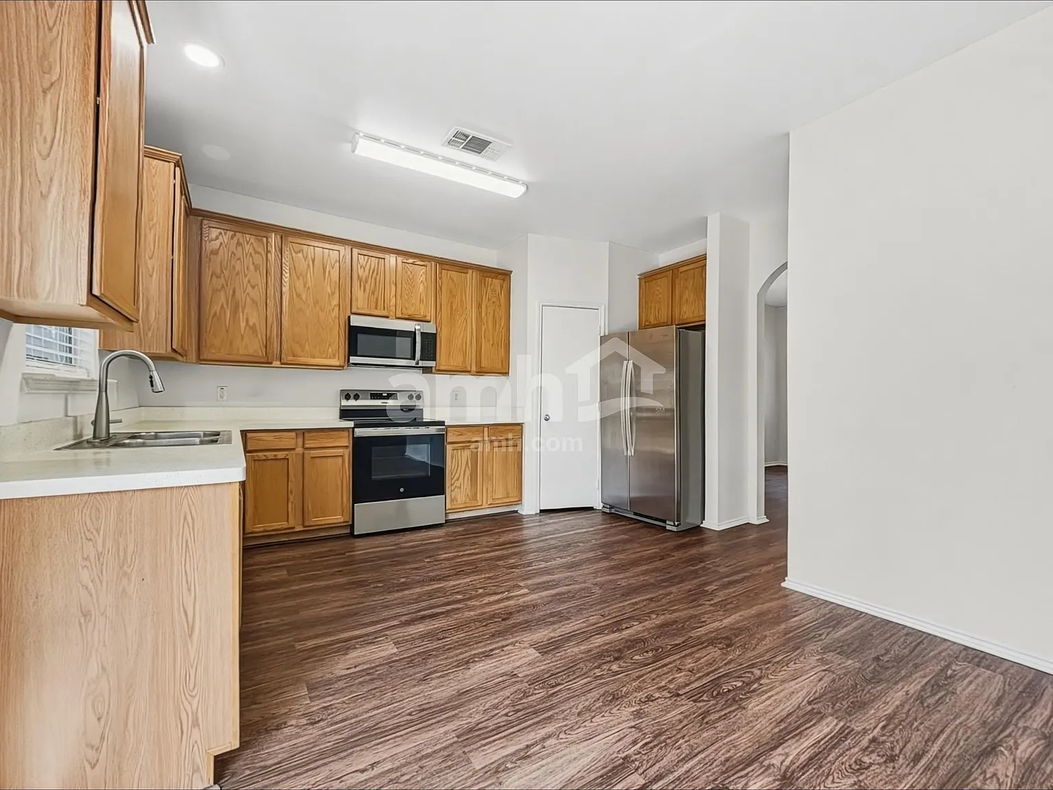 4 bed, 2.5 bath, 2348 sqft, $2,360 — Photo 4
