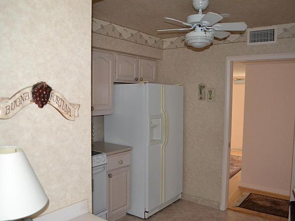 4th image of 126 Lakeshore Dr #4270