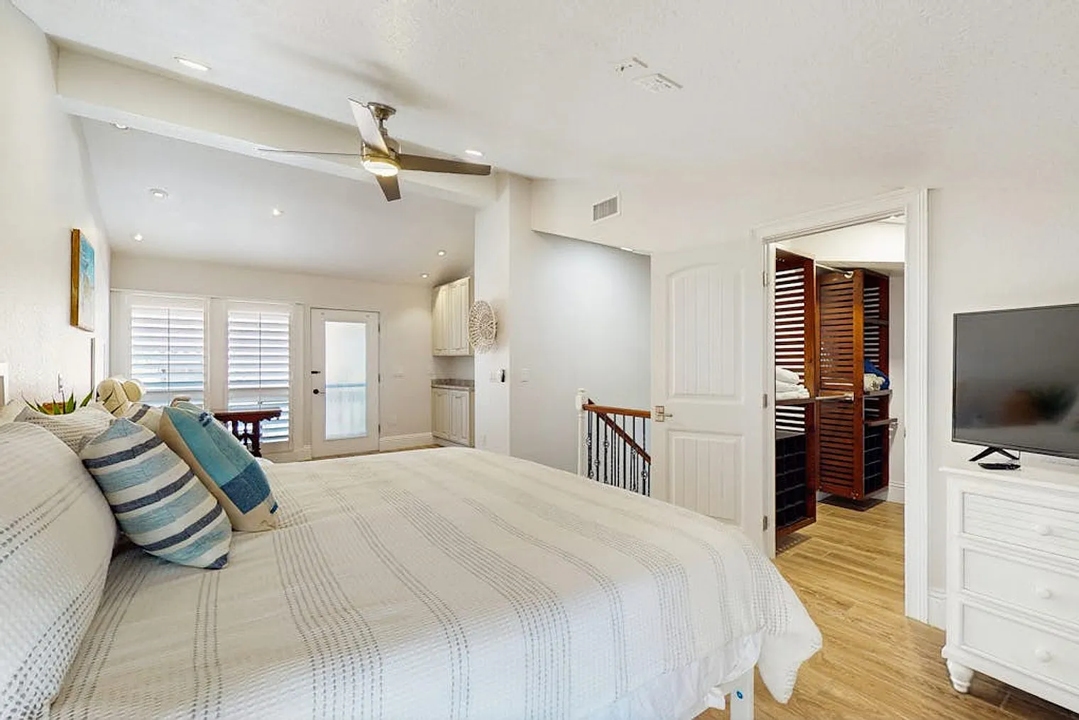 2 bed, 2.0 bath, 1054 sqft, $5,886 — Photo 4