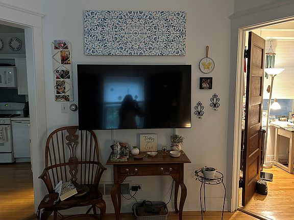 2nd image of 2004 W Cortland St #1W