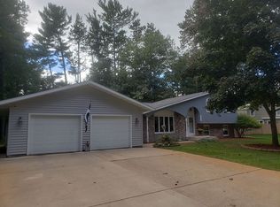 1003 Pinewood Ct, Iron Mountain, MI 49801