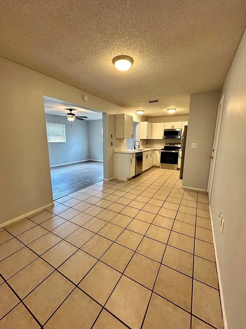 3 bedroom 2 bathroom house fully fenced in yard — Photo 4