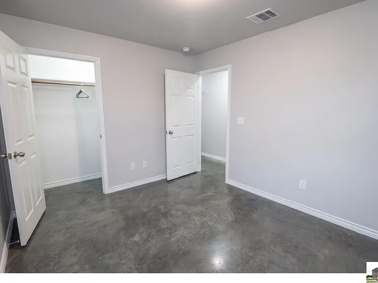300 Lowes Blvd #B — Photo 37