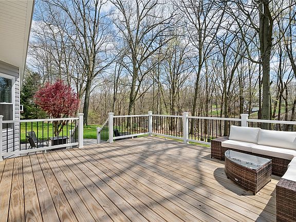 5th image of 125 Woodbine Dr